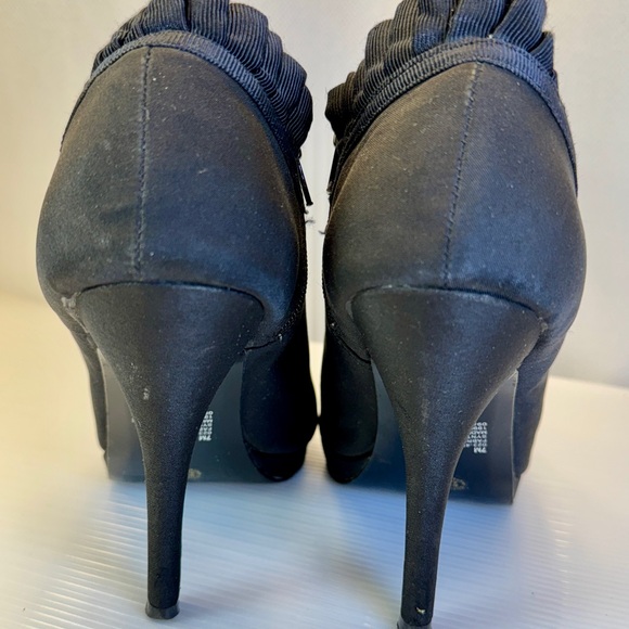 Jacqueline Ferrar Womens Black, peep toe, frilly 4” Heel Sandals Size 7M - Picture 6 of 11